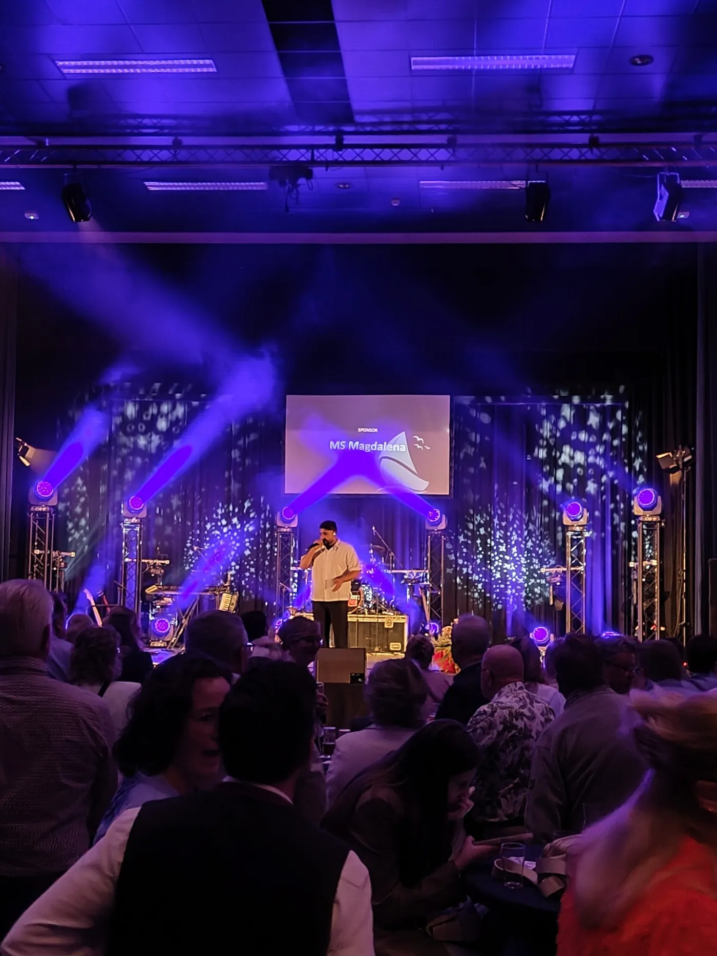 Zanger op het podium tijdens een avond in de Vaeszaal