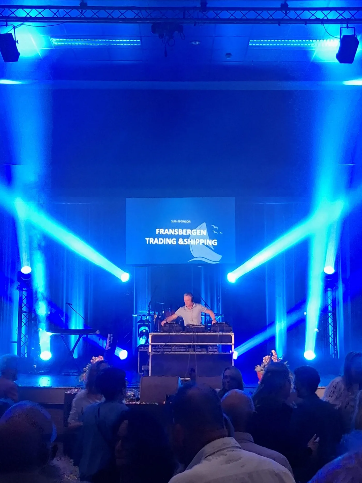 Feestavond in de Vaeszaal met publiek aan tafels
